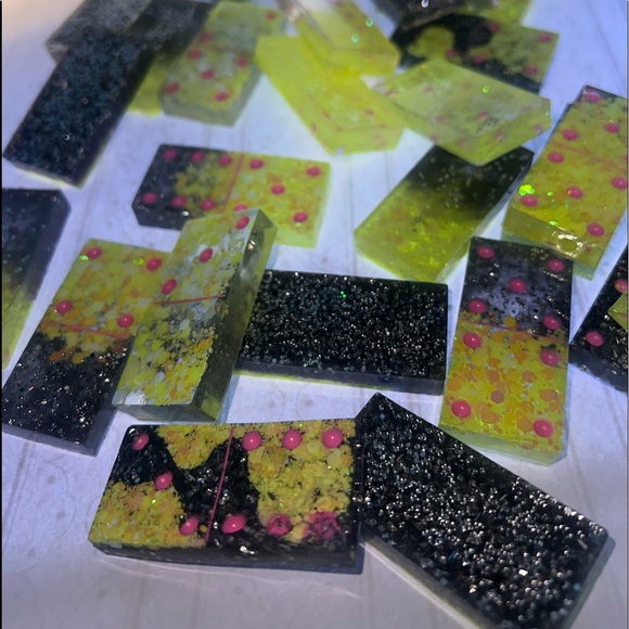 Dominos - Picture 1 of 6